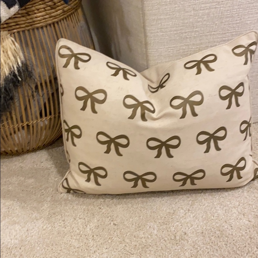 16 x 12 cream pillow with gold bows